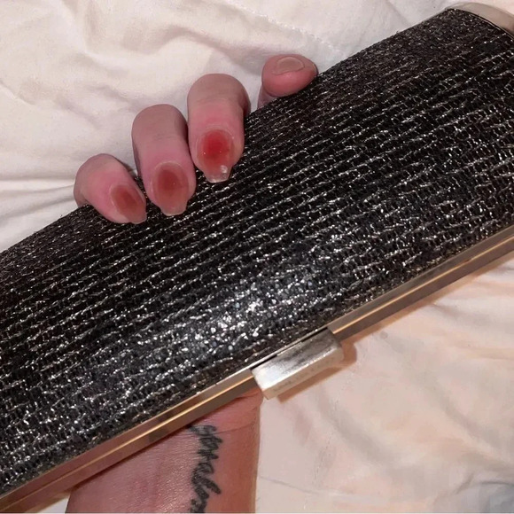 UNLISTED BLACK AND GOLD GLITTER OVAL CLUTCH WITH DETACHABLE CHAIN 8.5” x 3.5” - Picture 5 of 8